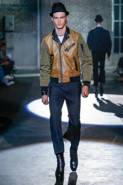 Look 18